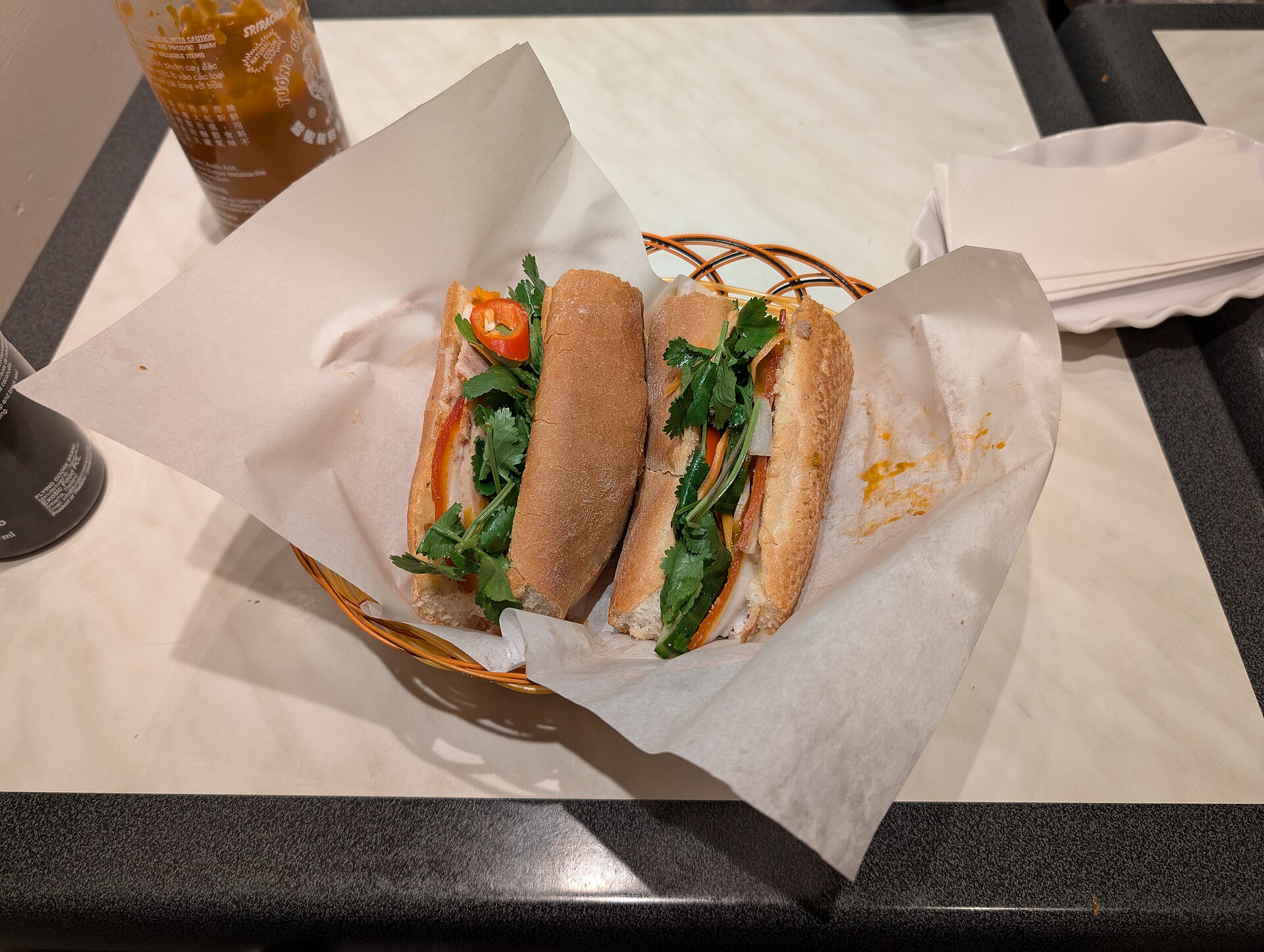 Dwie bagietki bánh mì z ziołami i papryczką