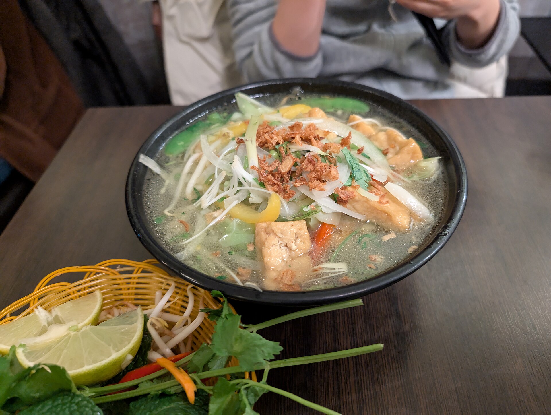 Wegetariańskie phở z tofu i kiełkami